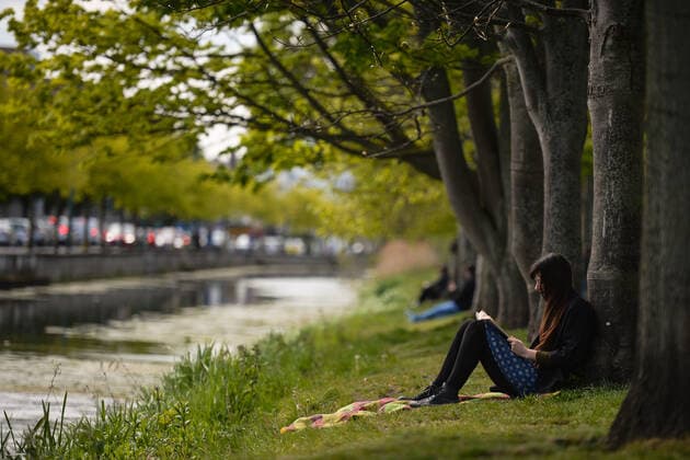 Daily Life In Dublin During COVID-19 Lockdown A young woman reads a book on the Grand Canal in Dublin, during the final days of the COVID-19 lockdown. On Friday, 7 May 2021, in Dublin, Ireland. Dublin Ireland widak-dublinda210507_npUEN  Copyright: xArturxWidakx