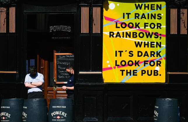 News Bilder des Tages Daily Life In Dublin During COVID-19 Lockdown An open pub with takeaway drinks seen in Dublin city center during the final days of the COVID-19 lockdown. On Friday, 7 May 2021, in Dublin, Ireland. Dublin Ireland widak-dublinda210507_npvwa  Copyright: xArturxWidakx