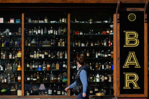 Daily Life In Dublin During COVID-19 Lockdown A woman walks in front of a closed pub in Dublin during the final days of the COVID-19 lockdown. On Friday, 7 May 2021, in Dublin, Ireland. Dublin Ireland widak-dublinda210507_npsBv  Copyright: xArturxWidakx