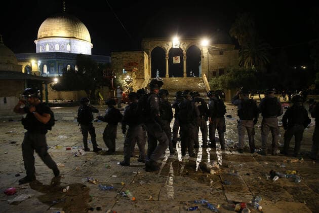 Bilder des Jahres 2021, News 05 Mai News Themen der Woche KW18 News Bilder des Tages May 7, 2021, Jerusalem, Jerusalem, Palestinian Territory: Israeli policemen gather during clashes with Palestinians at the compound that houses Al-Aqsa Mosque, known to Muslims as Noble Sanctuary and to Jews as Temple Mount, amid tension over the possible eviction of several Palestinian families from homes on land claimed by Jewish settlers in the Sheikh Jarrah neighbourhood, in Jerusalem s Old City, May 7, 2021 Jerusalem Palestinian Territory - ZUMAap3_ 20210507_zaf_ap3_178 Copyright: xJamalxAwadx