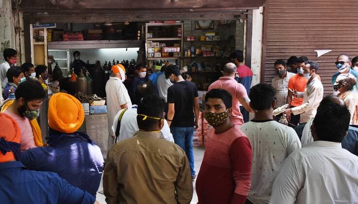 NEW DELHI, INDIA - MAY 7: Peope at an oxygen cylinder refilling centre at Bhogal on May 7, 2021 in New Delhi, India. (Photo by Ajay Aggarwal Hindustan Times) India Faces Oxygen Crisis As Covid-19 Cases Mount