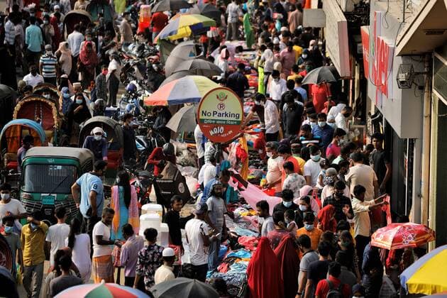 Virus Outbreak Bangladesh People gather at Dhaka New market for shopping ahead Eid-ul-fitr as they are not maintaining any kind of social distancing in Dhaka, Bangladesh on May 07, 2021. Dhaka Bangladesh rahman-notitle210507_npnGX  Copyright: xSyedxMahamudurxRahmanx
