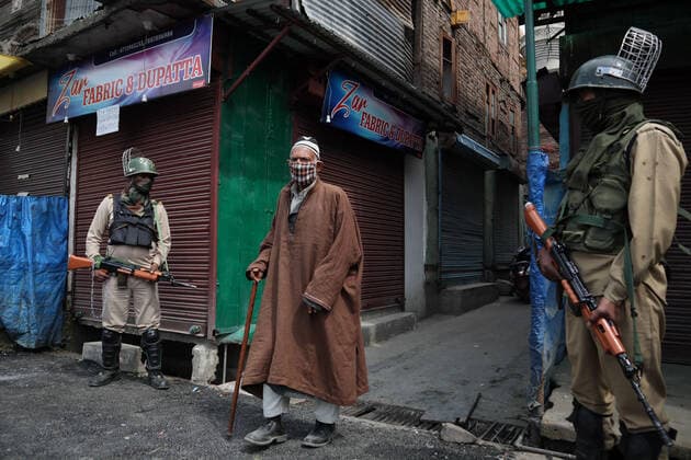 Covid-19: Strict Lockdown In Kashmir A Kashmiri man walks as Indian troops stand outside Kashmir s grand mosque during Covid-19 lockdown on the last friday of Ramadan in Srinagar, Indian Administered Kashmir on 07 May 2021. Thousands of people attend the prayers on the normal days every year due to covid-19 all the major mosques were closed. Srinagar India mattoo-notitle210507_npOud  Copyright: xMuzamilxMattoox