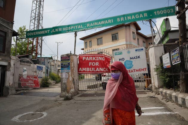 Covid-19: Strict Lockdown In Kashmir A woman walks outside a hospital during Covid-19 lockdown on the last friday of Ramadan in Srinagar, Indian Administered Kashmir on 07 May 2021. Srinagar India mattoo-notitle210507_npb72  Copyright: xMuzamilxMattoox