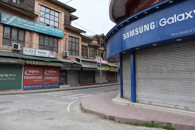 Covid-19: Strict Lockdown In Kashmir Deserted city centre during Covid-19 lockdown on the last friday of Ramadan in Srinagar, Indian Administered Kashmir on 07 May 2021. Thousands of people attend the prayers on the normal days every year due to covid-19 all the major mosques were closed. Srinagar India mattoo-notitle210507_npdZc  Copyright: xMuzamilxMattoox