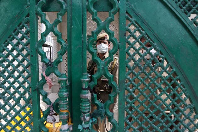 Covid-19: Strict Lockdown In Kashmir Indian police man stands inside closed Hazratbal mosque during Covid-19 lockdown on the last friday of Ramadan in Srinagar, Indian Administered Kashmir on 07 May 2021. Thousands of people attend the prayers on the normal days every year due to covid-19 all the major mosques were closed. Srinagar India mattoo-notitle210507_npP88  Copyright: xMuzamilxMattoox