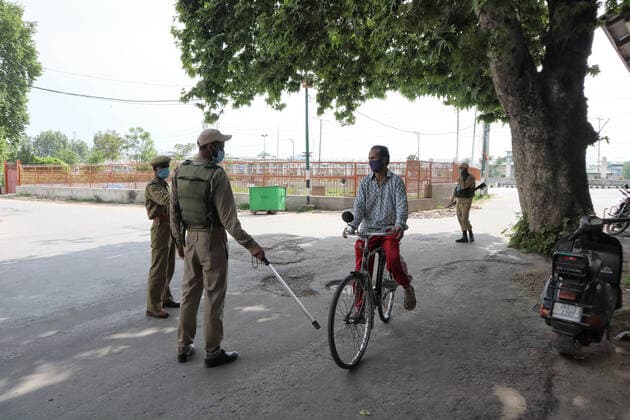 Covid-19: Strict Lockdown In Kashmir Indian police forces stop a cyclist outside Hazratbal mosque during Covid-19 lockdown on the last friday of Ramadan in Srinagar, Indian Administered Kashmir on 07 May 2021. Thousands of people attend the prayers on the normal days every year due to covid-19 all the major mosques were closed. Srinagar India mattoo-notitle210507_npjg8  Copyright: xMuzamilxMattoox