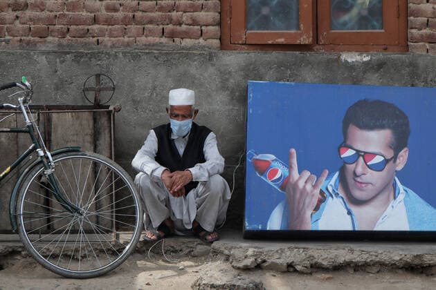 Covid-19: Strict Lockdown In Kashmir A man sits outside deserted Hazratbal mosque during Covid-19 lockdown on the last friday of Ramadan in Srinagar, Indian Administered Kashmir on 07 May 2021. Thousands of people attend the prayers on the normal days every year due to covid-19 all the major mosques were closed. Srinagar India mattoo-notitle210507_npaOm  Copyright: xMuzamilxMattoox