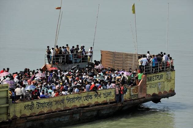 Eid-Ul-Fitr In Bangladesh Migrant workers get into an overcrowded ferry to reach home to celebrate Eid-Ul-Fitr during a government imposed lockdown amid Covid-19 Pandemic at Mawa ferry ghat in Munshiganj , Bangladesh on May 07, 2021. Munshiganj Bangladesh rahman-notitle210507_npDXY  Copyright: xSyedxMahamudurxRahmanx