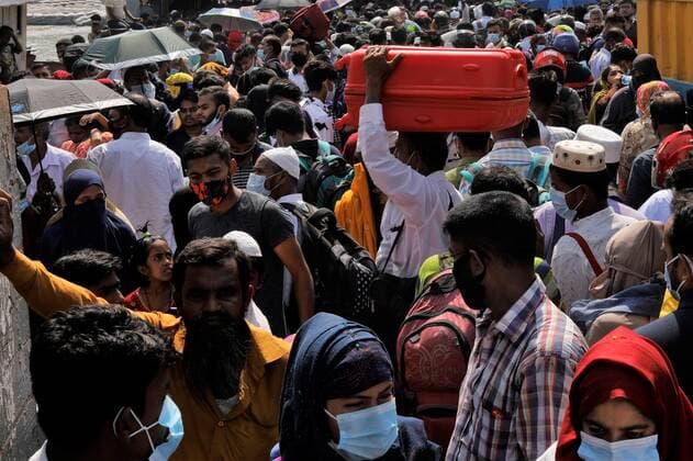 Eid-Ul-Fitr In Bangladesh Migrant workers get into an overcrowded ferry to reach home to celebrate Eid-Ul-Fitr during a government imposed lockdown amid Covid-19 Pandemic at Mawa ferry ghat in Munshiganj , Bangladesh on May 07, 2021. Munshiganj Bangladesh rahman-notitle210507_np8sB  Copyright: xSyedxMahamudurxRahmanx