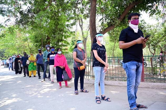 May 8, 2021, Prayagraj, Uttar Pradesh, India: Prayagraj: People over 18 year lineup for get Covid-19 vaccine at Moti Lal Nehru Medical College in Allahabad on Thursday, May 08, 2021. Prayagraj India - ZUMAv115 20210508_zap_v115_009 Copyright: xPrabhatxKumarxVermax