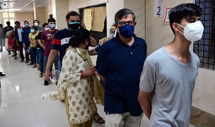 May 8, 2021, Prayagraj, Uttar Pradesh, India: Prayagraj: People over 18 year lineup for get Covid-19 vaccine at Moti Lal Nehru Medical College in Allahabad on Thursday, May 08, 2021. Prayagraj India - ZUMAv115 20210508_zap_v115_014 Copyright: xPrabhatxKumarxVermax