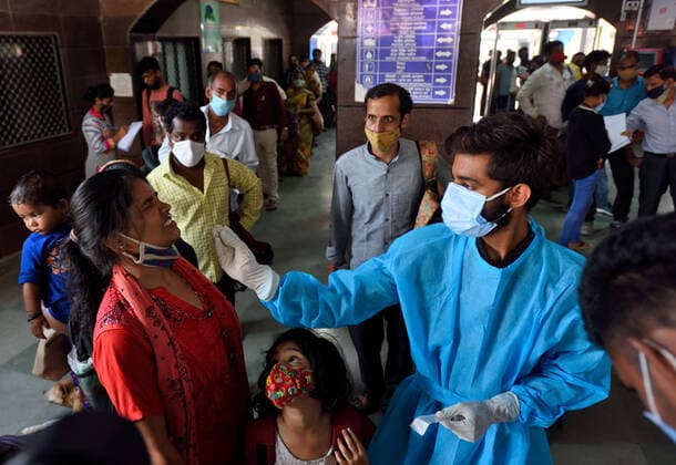 News Bilder des Tages MUMBAI, INDIA - MAY 7: A BMC healthcare worker collects a swab sample of a passenger arriving from outstation trains at Dadar station,, on May 7, 2021 in Mumbai, India. (Photo by Satish Bate Hindustan Times) Medical Team Conducts COVID-19 Coronavirus Test