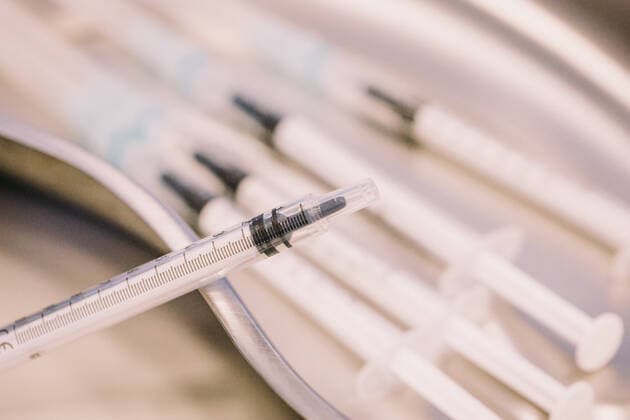 08.05.2021, Nürnberg (Bayern), Im Rahmen des Modellprojekts ãCorona-Betriebsimpfung der MitarbeiterÒ im Nürnberger Hotel Arvena Park, eine Spritze mit Impfstoff von Biontec Pfizer Comirnaty, Einige Exemplare der ãBD Discardit IIÒ Spritzen, die es aufgrund ihrer speziellen Bauweise erlauben, aus einer Ampulle Corminaty (TM) - Impfstoff eine Dose mehr zu gewinnen. Durch die spezielle Form des Kolbens verbleibt im vorderen Teil kein ungenutzter Impfstoff. Der bayerische Ministerrat hat in der Sitzung vom 07.04.21 beschlossen, im Rahmen von Modellprojekten für Mitarbeiter bayerischer Arbeitgeber ein Impfangebot durch Betriebsärzte bereitzustellen. (Model Release vorhanden) 08.05.2021, Corona-Betriebsimpfung 08.05.2021, Corona-Betriebsimpfun