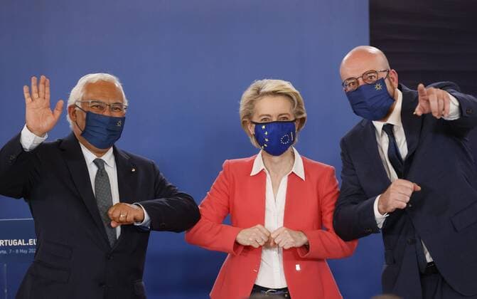 Bilder des Jahres 2021, News 05 Mai News Themen der Woche KW18 News Bilder des Tages European Commission President Ursula von der Leyen (C), Portuguese Prime Minister Antonio Costa (L) and European Council s President Charles Michelle shake elbows af the end of the press conference they gave following the European Council meeting during the 2nd day of the EU Social Summit at the Palacio de Cristal in Porto, Portugal, 08 May 2021. European Council meeting !ACHTUNG: NUR REDAKTIONELLE NUTZUNG!  Copyright: xLAVANDEIRAxJRx GRAF2385 20210508-637560935206173456