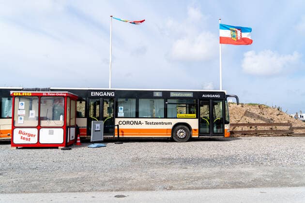Sign and queue in front of test center at the campsite St Peter Ording Schnelltest Service Modellregion St Peter Ording in Schleswig Holstein at the North Sea Sign and queue in front of test center at the campsite St Peter Ording Schnelltest Service Modellregion St Peter Ording in Schleswig Holstein at the North Sea , Sankt Peter Ordi