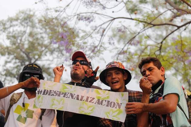 News Bilder des Tages Marijuana consumers smoke today, during the seventh world march for the liberation of the recreational use of cannabis, in the city of Guadalajara, Jalisco state, Mexico 8 May 2021. Marijuana consumers, ask for its free consumption in Guadalajara !ACHTUNG: NUR REDAKTIONELLE NUTZUNG!  Copyright: xFranciscoxGuascox MEX1401 20210509-637561289238169819