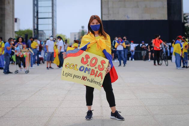 News Bilder des Tages May 8, 2021, Mexico City, Mexico: A Colombian citizen holds a placard saying SOS Colombia, far but not indifferent during a protest in support of the National Strike in Colombia..Several demonstrations have been carried out in Mexico City rejecting the militarization exercised by the President of Colombia Ivan Duque Marquez. Mexico City Mexico - ZUMAs197 20210508_zaa_s197_232 Copyright: xGuillermoxDiazx