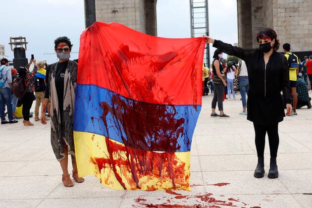 Protest Against Colombian Government Crackdown in Mexico MEXICO CITY, MEXICO - MAY 8: Colombians women hold a Colombian flag while joins a demonstration at Monument of Revolution to protest against the repression and killings in Colombia of protesters by riot police, they hold President Ivan Duque and former President Alvaro Uribe responsible. On May 8, 2021 in Mexico City, Mexico. Copyright: xLuisxBarronx EYEPIXGROUP_LB_08052021_6695