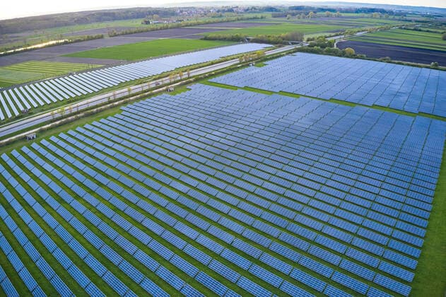 IMAGO Nature: Unsere Erde, Energiequellen, Photovoltaik A Highway, train track and a Photovoltaic field together in Wertingen, Germany, May 8, 2021.