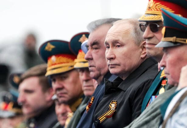 Bilder des Jahres 2021, News 05 Mai News Themen der Woche KW18 News Bilder des Tages MOSCOW, RUSSIA â€“ MAY 9, 2021: Russia s President Vladimir Putin (3rd R) and Tajikistan s President Emomali Rahmon (4rd R) watch a Victory Day military parade marking the 76th anniversary of the victory over Nazi Germany in World War II, in Moscow s Red Square. Mikhail Metzel TASS  TS0FF76A