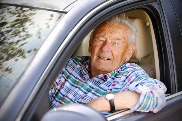 Themenbild:Ruestiger alter Autofahrer (92 Jahre alt), Ein fitter alter Mann bei bester Gesundheit faehrt immer noch taeglich mit seinem PKW. Schaut laessig aus dem heruntergelassenen Seitenfenster, sein Arm ruht laessig auf der Fahrertuer, Model Released! *** Theme picture Ruestiger alter Autofahrer 92 Jahre alt , A fit old man in the best of health still drives his car every day Looks lazily out of the lowered side window, his arm rests lazily on the drivers door, Model Released