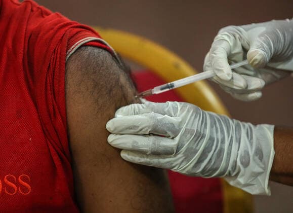 Sri Lanka: First dose of the Chinese-made Sinopharm COVID-19 vaccine A health worker inoculates a man with a dose of the Chinese-made Sinopharm Covid-19 coronavirus vaccine in Sri Lanka Colombo on May 9, 2021. Colombo Sri Lanka Copyright: SamanxAbesiriwardana