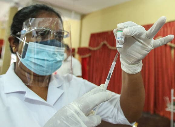 Sri Lanka: First dose of the Chinese-made Sinopharm COVID-19 vaccine A health worker prepares Chinese-made Sinopharm COVID-19 vaccine at in Colombo, Sri Lanka, 09,May, 2021. Colombo Sri Lanka Copyright: SamanxAbesiriwardana