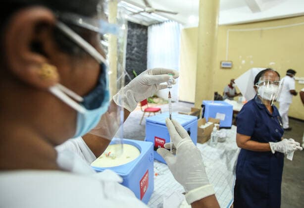 Sri Lanka: First dose of the Chinese-made Sinopharm COVID-19 vaccine A health worker prepares Chinese-made Sinopharm COVID-19 vaccine at in Colombo, Sri Lanka, 09,May, 2021. Colombo Sri Lanka Copyright: SamanxAbesiriwardana