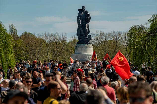 Bilder des Jahres 2021, News 05 Mai News Themen der Woche KW18 News Bilder des Tages Architektur Kunst Tourismus Wetter Reisen Berlin 09.05.2021 76.Jahrestag Ende des 2.Weltkrieges SOWJETISCHES EHRENMAL TREPTOW 76.Jahrestag des Sieges über den deutschen Nationalsozialismus Das Sowjetische Ehrenmal im Treptower Park ist eine Gedenkstätte und zugleich Soldatenfriedhof im Treptower Park in Berlin. Die im Mai 1949 fertiggestellte Anlage wurde auf Weisung der Sowjetischen Militäradministration in Deutschland errichtet, um die im Zweiten Weltkrieg gefallenen Soldaten der Roten Armee zu ehren. Lockdown Covid 19 Berlin sowjetisches Ehrernmal Berlin Deutschland *** Architecture Art Tourism Weather Travel Berlin 09 05 2021 76 Anniversary End of World War 2 SOVIET HONORARY TREPTOW 76 Anniversary of the Victory over German Nazism Th