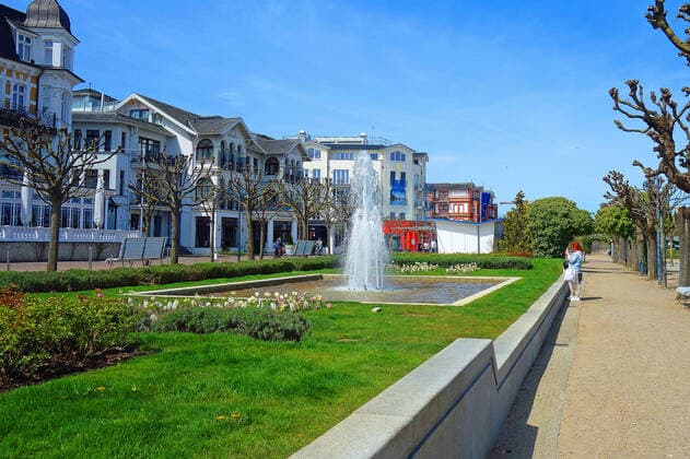 First day after the relaxation of the Corona provision for vaccinated in force The summer temperatures have used on Sunday on the island of Usedom as here in Ahlbeck many locals, day visitors and second home owners to recharge their batteries Seebad Ahlbeck 09 05 2021 Lockdown