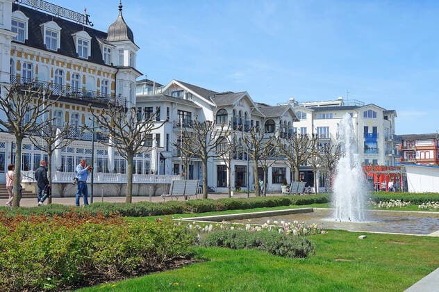 First day after the relaxation of the Corona provision for vaccinated in force The summer temperatures have used on Sunday on the island of Usedom as here in Ahlbeck many locals, day visitors and second home owners to recharge their batteries Seebad Ahlbeck 09 05 2021 Lockdown