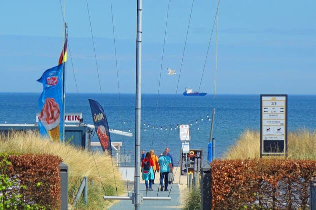 First day after the relaxation of the Corona provision for vaccinated in force The summer temperatures have used on Sunday on the island of Usedom as here in Ahlbeck many locals, day visitors and second home owners to recharge their batteries Seebad Ahlbeck 09 05 2021 Lockdown