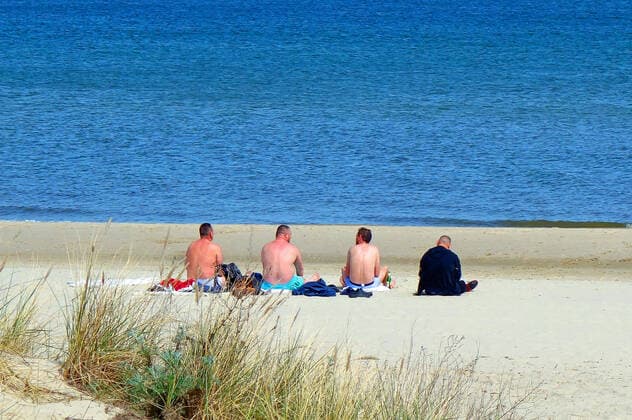 The four guys are already practicing for Mens Day First day after the relaxation of the Corona provision for vaccinated The summer temperatures have used on Sunday on the island of Usedom as here in Bansin many locals, day visitors and second home owners to recharge their batteries Seaside resort Bansin 09 05 2021 Lockdown