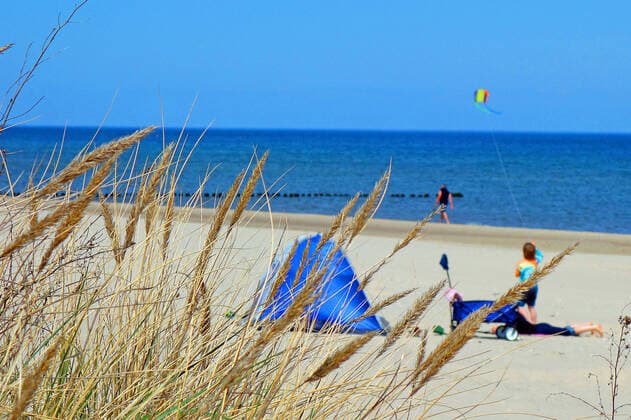 First day after the relaxation of the Corona provision for vaccinated in force The summer temperatures have used on Sunday on the island of Usedom as here in Bansin many locals, day visitors and second home owners to recharge their batteries seaside resort Bansin 09 05 2021 Lockdown
