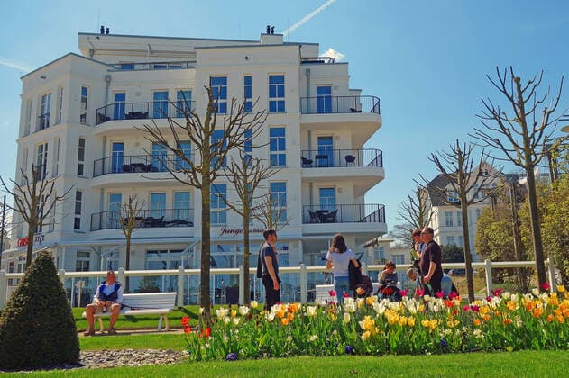 First day after the relaxation of the Corona provision for vaccinated in force The summer temperatures have used on Sunday on the island of Usedom as here in Bansin many locals, day visitors and second home owners to recharge their batteries seaside resort Bansin 09 05 2021 Lockdown