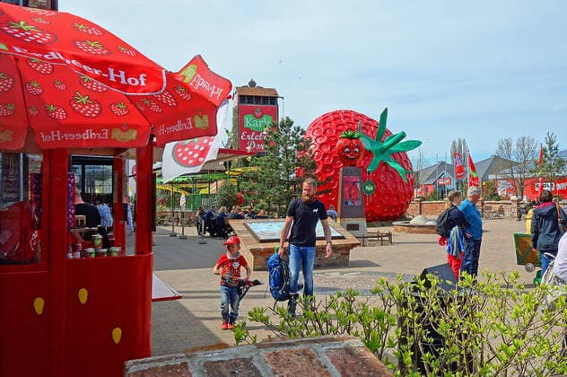 First day after coming into force of the relaxation of the Corona provision for vaccinated The summer temperatures have used on Sunday on the island of Usedom as here at the strawberry farm in Koserow many locals, day visitors and second home owners Seebad Koserow 09 05 2021 Lockdown