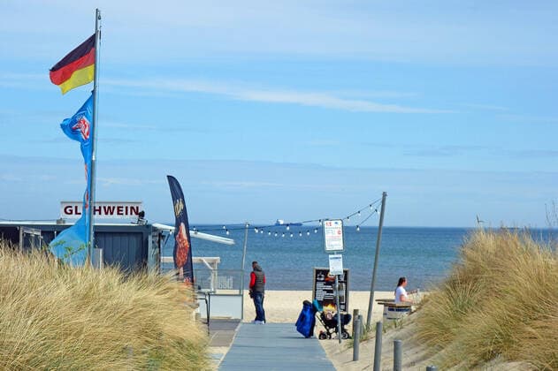 First day after the relaxation of the Corona provision for vaccinated in force The summer temperatures have used on Sunday on the island of Usedom as here in Ahlbeck many locals, day visitors and second home owners to recharge their batteries Seebad Ahlbeck 09 05 2021 Lockdown
