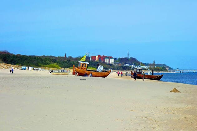 First day after the relaxation of the Corona provision for vaccinated in force The summer temperatures have used on Sunday on the island of Usedom as here in Ahlbeck many locals, day visitors and second home owners to recharge their batteries Seebad Ahlbeck 09 05 2021 Lockdown