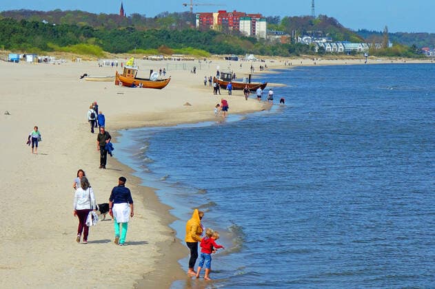 First day after the relaxation of the Corona provision for vaccinated in force The summer temperatures have used on Sunday on the island of Usedom as here in Ahlbeck many locals, day visitors and second home owners to recharge their batteries Seebad Ahlbeck 09 05 2021 Lockdown