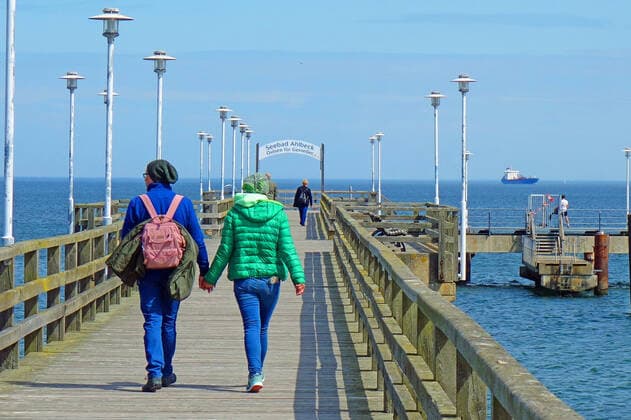 First day after the relaxation of the Corona provision for vaccinated in force The summer temperatures have used on Sunday on the island of Usedom as here in Ahlbeck many locals, day visitors and second home owners to recharge their batteries Seebad Ahlbeck 09 05 2021 Lockdown