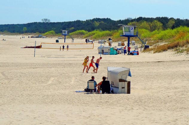 First day after the relaxation of the Corona provision for vaccinated in force The summer temperatures have used on Sunday on the island of Usedom as here in Ahlbeck many locals, day visitors and second home owners to recharge their batteries Seebad Ahlbeck 09 05 2021 Lockdown