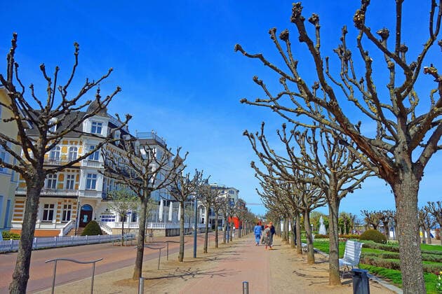 First day after the relaxation of the Corona provision for vaccinated in force The summer temperatures have used on Sunday on the island of Usedom as here in Ahlbeck many locals, day visitors and second home owners to recharge their batteries Seebad Ahlbeck 09 05 2021 Lockdown