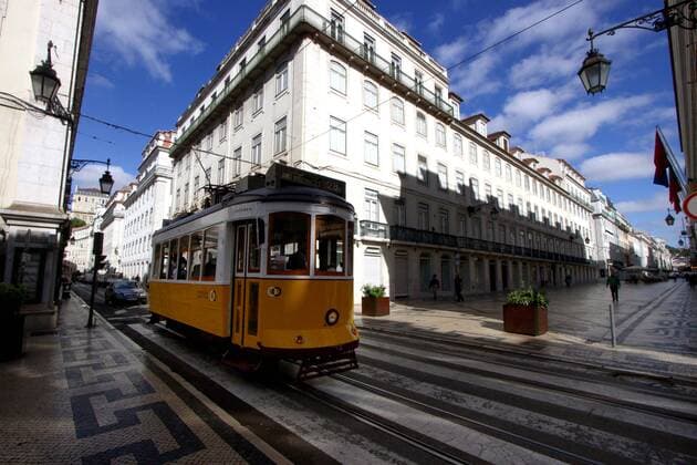 Daily Life In Lisbon Amid COVID-19 Pandemic A tram makes a route through the streets of the Baixa district, Lisbon. 07 May 2021. Portugal added, in the last 24 hours, more than 406 new cases and two deaths related to Covid-19, according to the DGS epidemiological bulletin published on Saturday. This represents an increase of 0.05% in new cases of infection and a variation of 0.01% in deaths. Lisbon Portugal mantilla-notitle210507_nptt6  Copyright: xJorgexMantillax