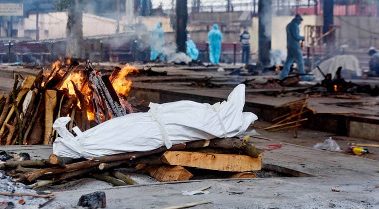 NEW DELHI, INDIA - MAY 9: The body of a Covid-19 victim laid for cremation, at Nigambodh Ghat crematorium, on May 9, 2021 in New Delhi, India. (Photo by Amal KS Hindustan Times ) Daily Life Amid Coronavirus Pandemic In India