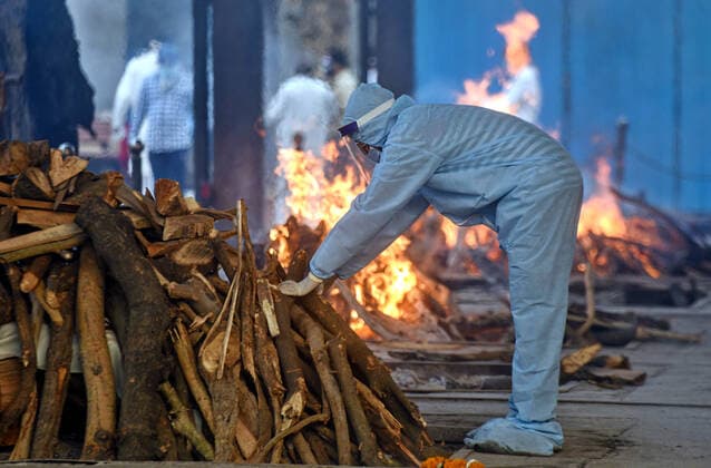 News Bilder des Tages NEW DELHI, INDIA - MAY 9: A relative of a Covid-19 victim performs the last rites, at Nigambodh Ghat crematorium, on May 9, 2021 in New Delhi, India. (Photo by Amal KS Hindustan Times ) Daily Life Amid Coronavirus Pandemic In India