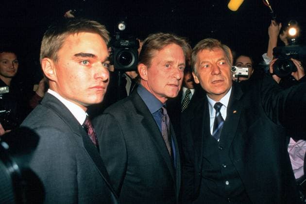 Asien-Pazifik-Forum 12.10.2000 Unternehmer Lars Windhorst + Schauspieler Michael Kirk Douglas + Reg. Bgm. Dr. Eberhard Diepgen (CDU) bei der Konferenz zum Asien-Pazifik-Forum im Kollhoff-Hochhaus, Potsdamer Strasse 1, Berlin - 12.10.2000 - Â *** Asia Pacific Forum 12 10 2000 Entrepreneur Lars Windhorst Actor Michael Kirk Douglas Reg Bgm Dr Eberhard Diepgen CDU at the Asia Pacific Forum Conference at Kollhoff Hochhaus, Potsdamer Strasse 1, Berlin 12 10 2000 Â XXX