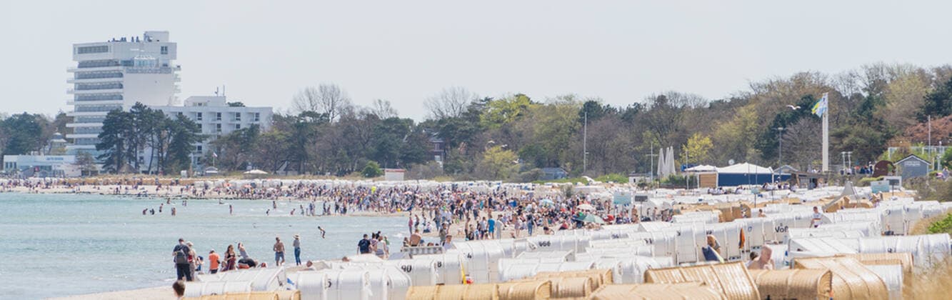 Strand an der Lübecker Bucht in Timmendorfer Straße Preparation for reopeni