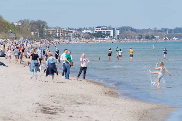 Strand an der Lübecker Bucht in Timmendorfer Straße Preparation for reopeni