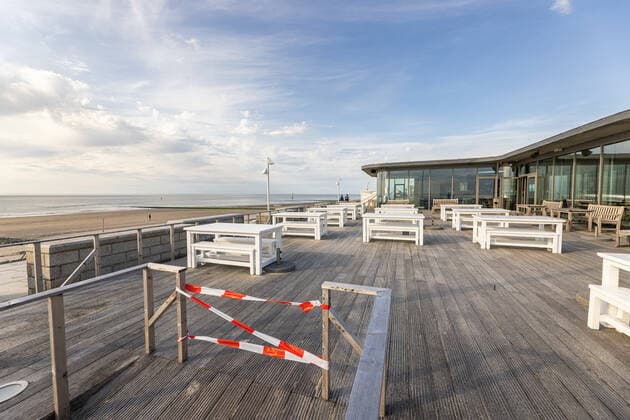Norderney 09 MAY 2021 Closed gastronomy on the East Frisian islands Empty tables on the beach promenade The new Corona Ordinance of the Lower Saxony state government, which will apply from 10 May 2021, allows a gradual opening of tourism on the islands EAST FRISIA East Frisian Islands Copyright: JanisMEYER Priller&MAUG JMY7F2853X